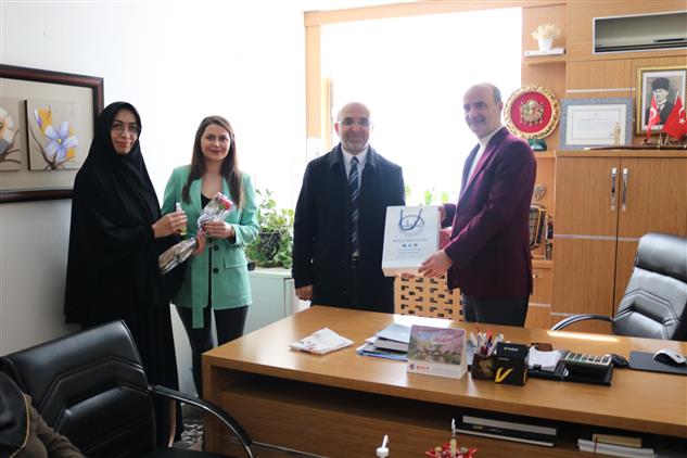 Muş'ta Il Müftümüz Lütfü Imamoğlu,8 Mart Dünya Kadınlar Günü’nde Bayan Sağlık çalışanları Ve Hastaları Ziyaret Etti.