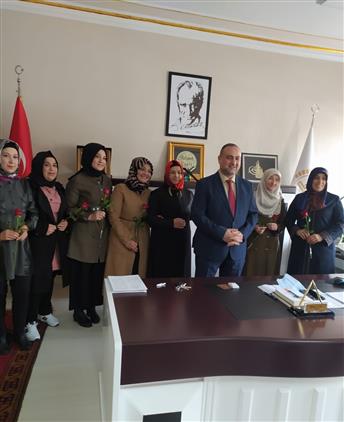 Adiyaman'da Il Müftümüz Mehmet Taşcı, Müftülükte çalışan Bayan Personelin Gününü Kutladı.