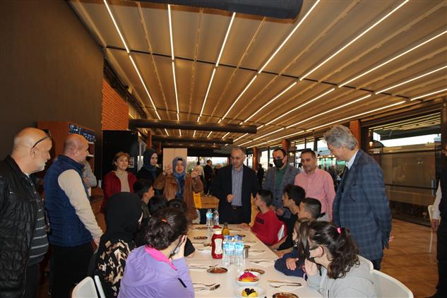 İzmir'de Il Müftümüz Salih Sezik, Engelli çocuklarla Iftar Yemeğinde Bir Araya Geldi.
