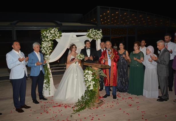 İzmir'de Il Müftümüz Sezik, Bina Ve Artuğ çiftinin Nikahını Kıydı