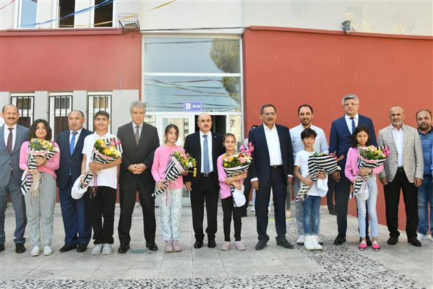 Il Müftümüz Sn. Seyfullah çakır, Valimiz Sn. Doç. Dr. Zülkif Dağlı, Büyükşehir Bld. Bşk. Sn. Mustafa Demir, Tügva Samsun Il Temsilciliğinin Ilkadım’da Düzenlediği Ortaokul Yaz Okulu’nu Ziyaret Ederek Katılan öğrencilere Hediye Takdiminde Bulundu.