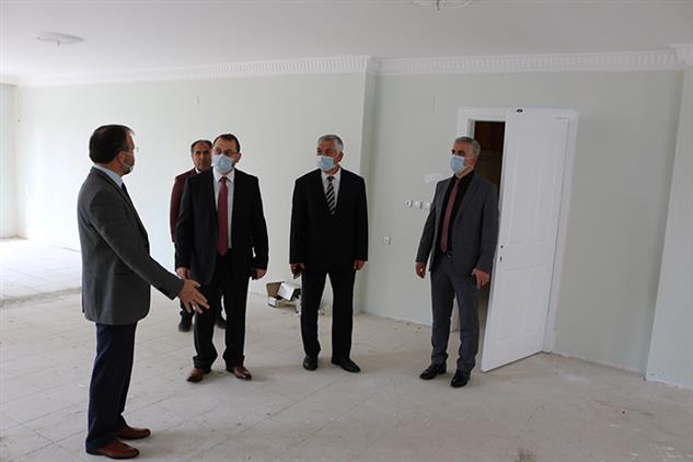 Mersin'de Il Müftüsü Dr. Kondi, Tarsus’ta Tadilatı Devam Eden Kur’an Kursunda Incelemelerde Bulundu