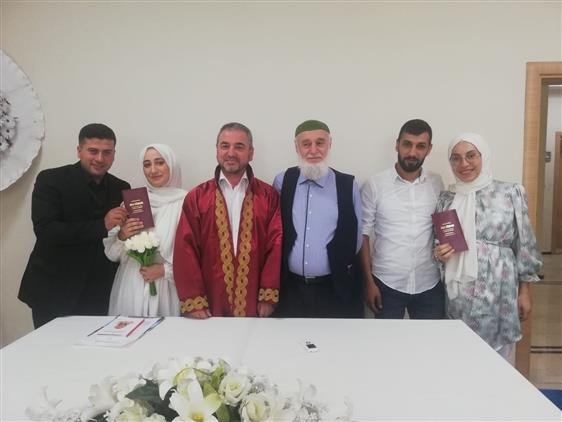 Aydin'da Il Müftüsü Hasan Güneş, Il Müftülüğüne Evlenmek Için Müracaat Eden çiftlerin Nikahlarını Kıydı.