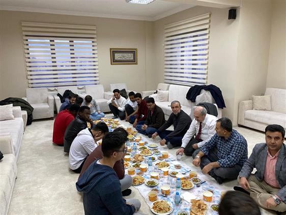 Nevşehir'de Il Müftüsü Kazım Güzel Uluslararası öğrencilerle Iyilik Sofrasında Buluştu