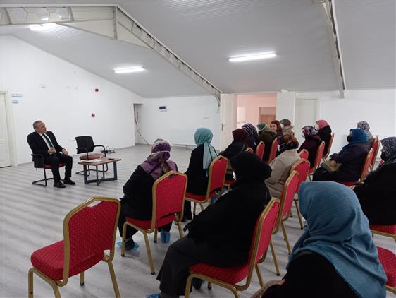 Afyonkarahisar'da Il Müftüsü Sinan Kazancı, Mareşal Fevzi çakmak Kadın Kültür Evinde Düzenlen Serbest Kürsü Sohbet Programına Katıldı.