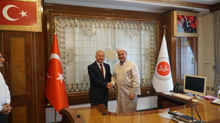 Mersin'de Il Müftüsü Yığman Adana Müftüsü Taşcı’ya Cübbesini Giydirdi