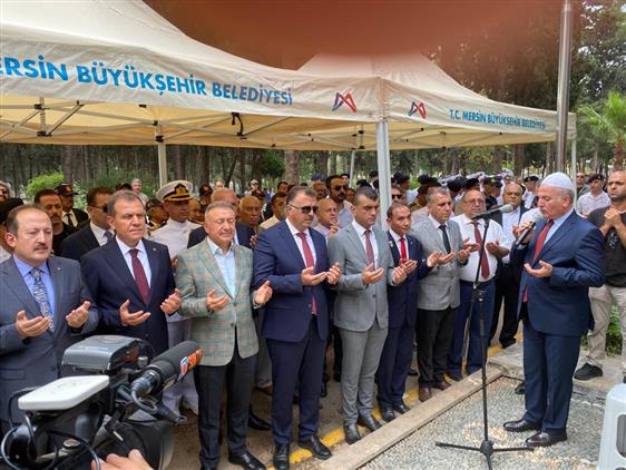 Mersin'de Il Müftüsü Yığman Kurban Bayramı Dolayısıyla şehitlikte Düzenlenen Törene Katıldı