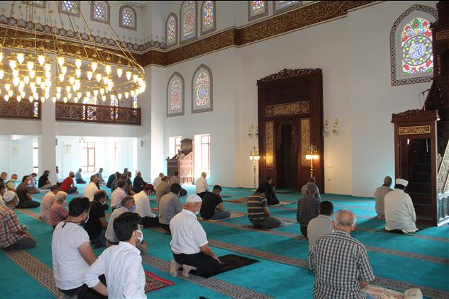 Amasya'da Ilahiyat Fakültesi Cami'inde Ilk Cuma Namazı Kılındı