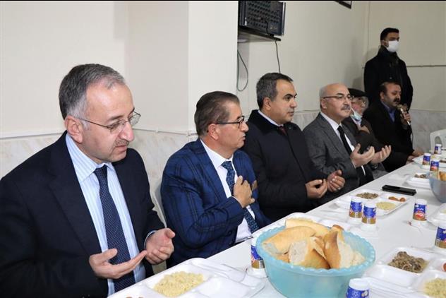 İzmir'de Limontepe Cemevi'nde Hızır Orucu Lokması Dağıtımı Etkinliği