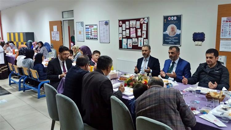Erzurum'da Imam Hatip öğrencileri Birlikte Iftar Yaptı