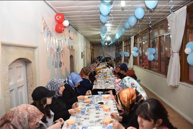 Manisa'da Iftar Sofrası Yetimler Için Kuruldu