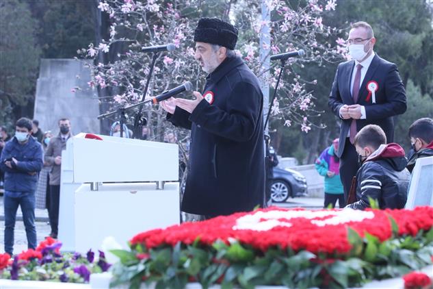 İstanbul'da Mehmet Akif Ersoy, Istiklal Marşı'nın Kabulünün 100. Yılında Kabri Başında Dualarla Anıldı