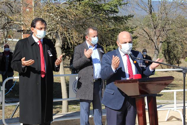 Bolu'da Merhum Hayırsever Izzet Baysal Kabri Başında Okunan Kur’an-ı Kerim Ve Dualarla Anıldı.