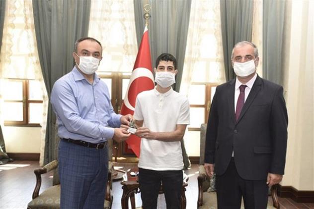 Kilis'de Mevlid-i Nebi Gençlik Bilgi Yarışmasında Dereceye Girenlere ödülleri Il Valimiz Recep Soytürk Tarafından Verildi