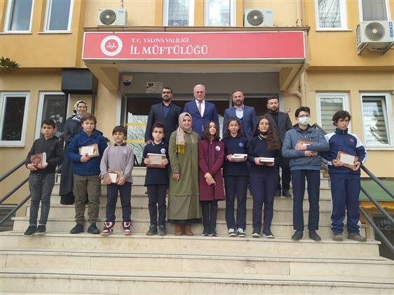 Yalova'da Mevlid-i Nebi Gençlik Bilgi Yarışması’na Katılan Gençler ödüllendirildi.