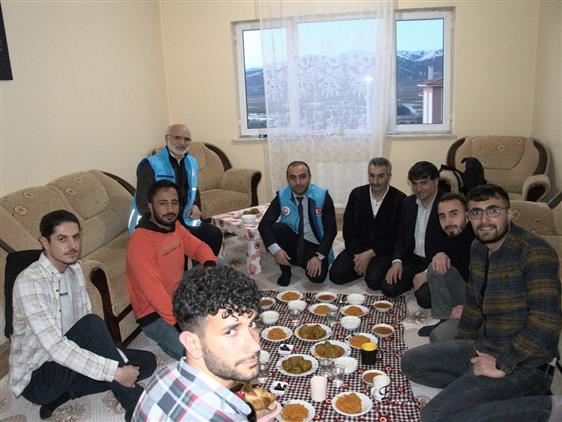 Ardahan'da Müftü Erenay, Iftarda öğrenci Evine Konuk Oldu