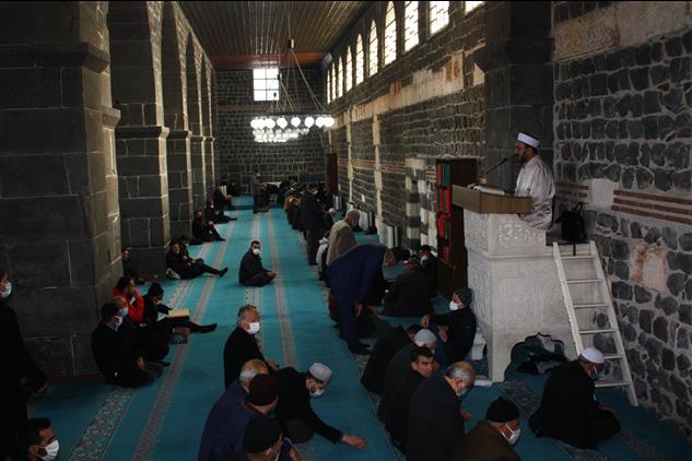 Diyarbakir'da Müftü Karabayır Cuma Vaazı Verdi