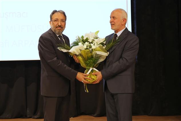 İstanbul'da Müftü Safi Arpaguş "gençlik" Konulu Konferansta Din Görevlileri Ile Buluştu
