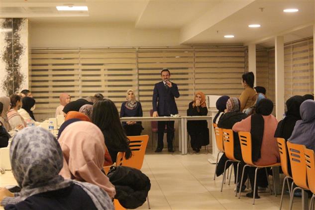 Antalya'da Müftü Yalçınkaya, Gençlerin şiir Gecesi Programına Katıldı.