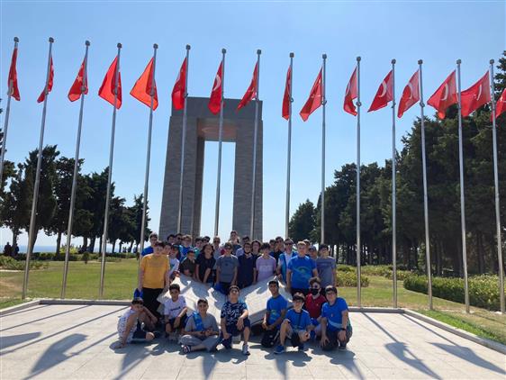 Edirne'de Müftülüğümüzün Gençlik Kordinatörlüğü Gözetiminde Ki 40 öğrencilerimizin çanakkale   şehitliği Gezisi Devam Ediyor