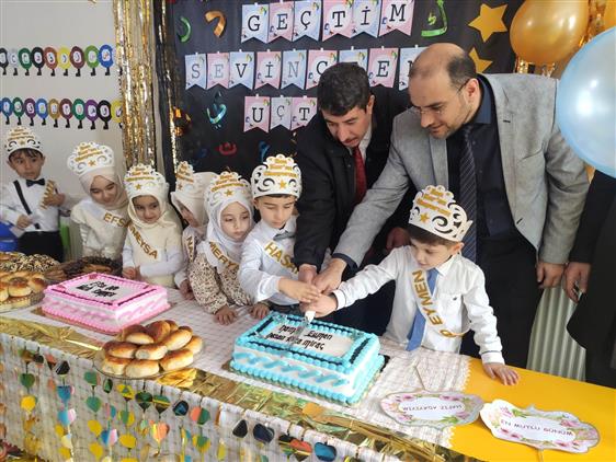 Muş Il Müftü Yardımcısı Murat Karanci, Babüsselam 4-6 Yaş Kur'an Kursu öğrencilerinin Kur'an-ı Kerim'e Geçiş Merasimine Katıldı.