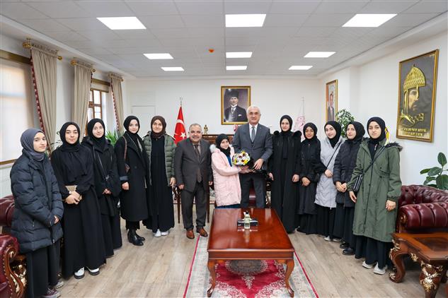 Muş Il Müftüsü Ibrahim Halil Demir, Ayşe Memiş Kur'an Kursunda Hafızlıklarını Tamamlayan öğrenciler Ile Birlikte, Muş Valisi Avni çakır'ı Makamında Ziyaret Etti.