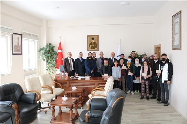 Muş Il Müftüsü Lütfü Imamoğlu, Yarışmalarda Dereceye Girenlere ödüllerini Takdim Etti.