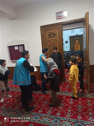 Muş Tdv Gençlik Kolları, Berat Kandili Gecesinde Farklı Camilerimizde Kandilden Sonra Camii Cemaatine Ikramlarda Bulundu.