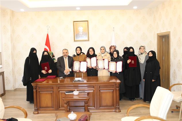 Muş'ta Hafızlık Eğitimini Tamamlayan öğrencilere, Muş Il Müftüsü Ibrahim Halil Demir Tarafından Belgeleri Takdim Edildi.