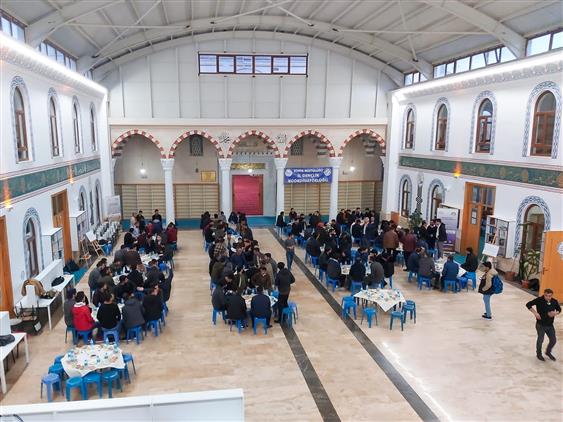 Konya'da üniversiteli Gençler Iftarda Diyanet Gençlik Merkezinde Buluştu