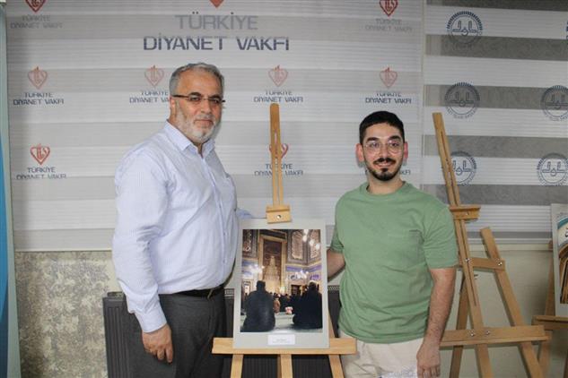 Manisa'da Oyuncağıyla Birlikte Camide Saf Tutan çocuk  Fotoğrafı Birinci Oldu