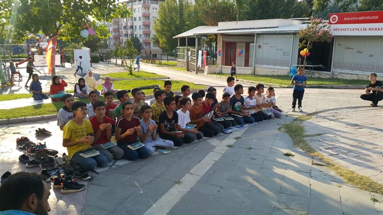 Malatya'da Parkta Kitap Okuyoruz