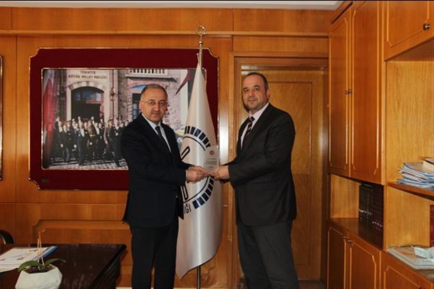 İzmir'de Plaket Takdim Töreni