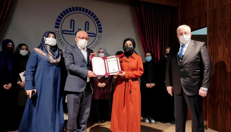 Konya'da Poçanoğlu Hafızlığını Tamamlayan öğrencilere Belgelerini Takdim Etti
