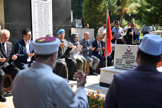 Denizli'de Protokol üyeleri Arife Gününde şehit Kabirlerini Ziyaret Etti