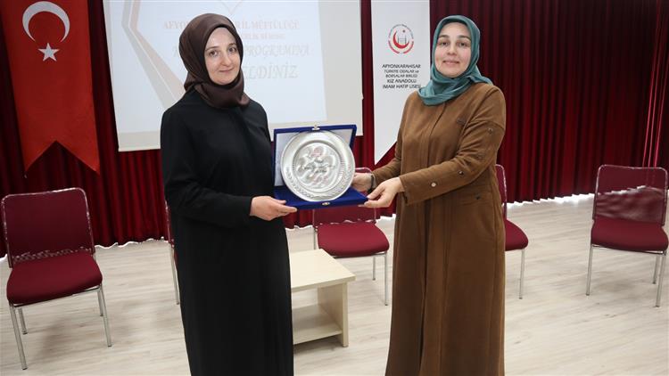 Afyonkarahisar'da "değişen Dünyada Kadın Olmak" Konferansı