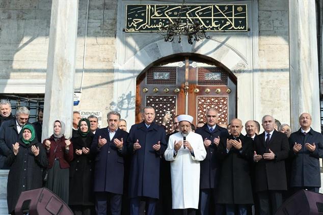 İstanbul'da Restorasyonu Tamamlanan Eminönü Yeni Camii Ibadete Açıldı