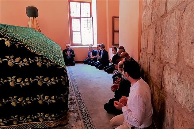 İstanbul'da Restore Edilen Ebu şeybe El-hudri (radıyallahü Anh) Türbesi Dualarla Ziyarete Açıldı
