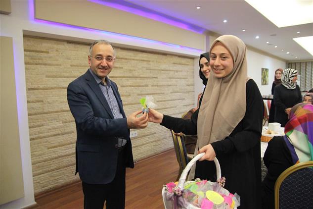 İzmir'de Sevgi Evleri, çocuk Evleri Ve çocuk Destek Merkezlerinde Kalan çocuklara Iftar Programı Düzenlendi