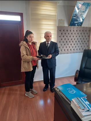 ŞİİR VE KOMPOZİSYON YARIŞMASINDA DERECEYE GİREN ÖĞRENCİLER ÖDÜLLENDİRİLDİ