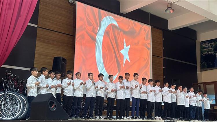 Siirt'te Gençlerin Hadis Bilgisini Artıran Etkinlikte ödüller Dağıtıldı