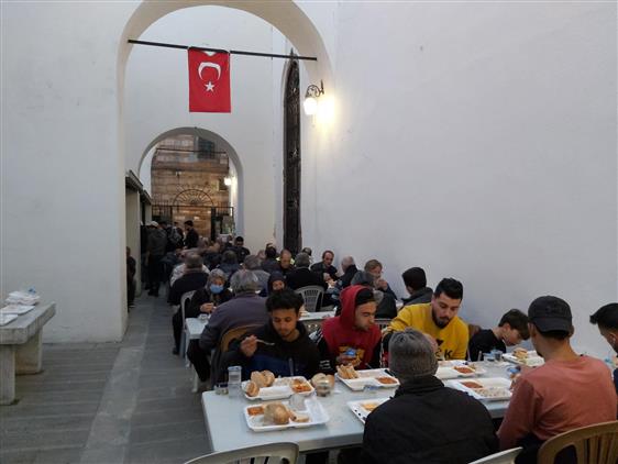 İzmir'de Tarihi Hisar Camii'nde Ihtiyaç Sahipleriyle Iftar