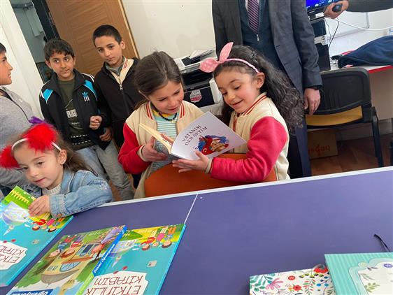 Kars'ta Tdv Kadın Kollarından ölçülü Ortaokulu Kütüphanesine Kitap Bağışı