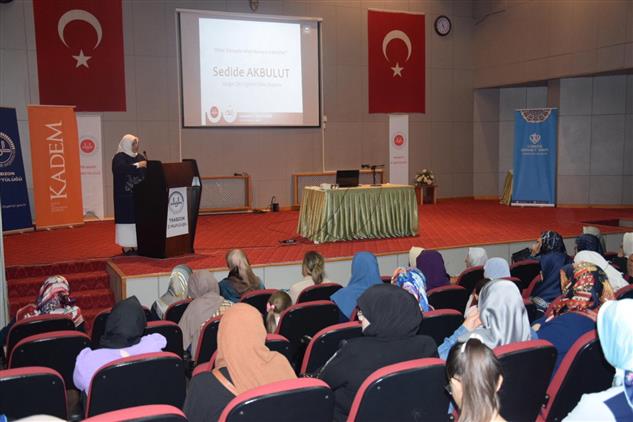 Trabzon’da “dijital Dünyada Aileyi Koruyan Faktörler” Konuşuldu