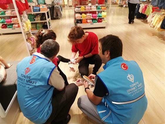 Türkiye Diyanet Vakfı Bursa şubesi Yetim Ve Ihtiyaç Sahibi çocukları Giydirdi