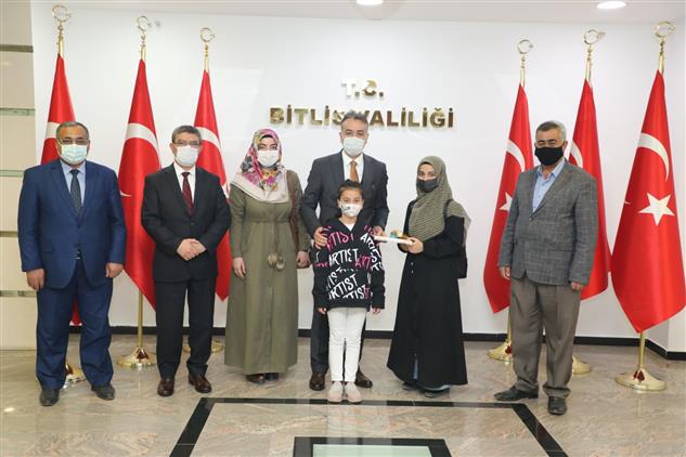 Bitlis'de Türkiye Hafızlık Ve Kur’an-ı Kerim’i Güzel Okuma Yarışması Ikincisine Valimiz’den Hediye.