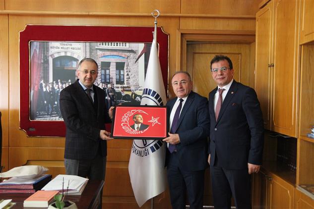 Türkiye Kamu-sen Izmir Il Temsilcisi Irfan Toksoy Ve Kamu-sen’e Bağlı Sendikaların Izmir Il Başkanları Il Müftümüz Salih Sezik’i Ziyaret Etti.