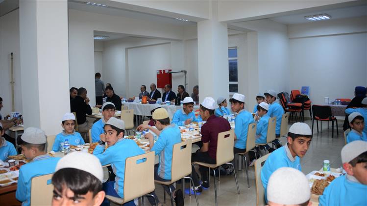 Ardahan'da Vali öner Kur'an Kursu öğrencileriyle Iftar Yaptı