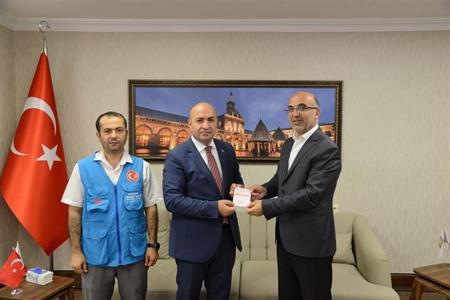 Diyarbakir'da Vali Yardımcısı çiftçi, Kurbanını Tdv'ye Emanet Etti