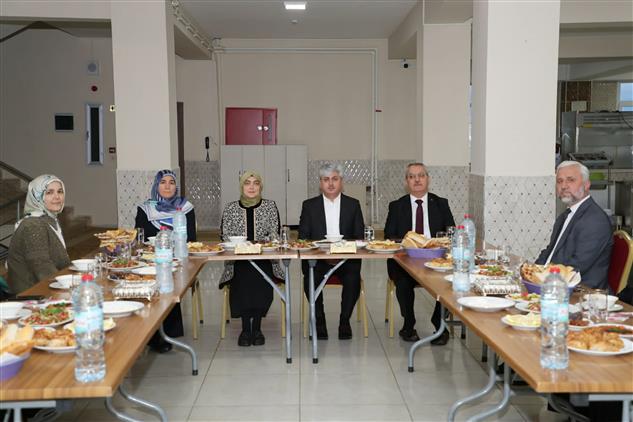Hatay'da Valimiz Sn. Rahmi Doğan Hz. Hatice Hafızlık Kız Kur’an Kursumuzda öğrencilerle Iftar Açtı